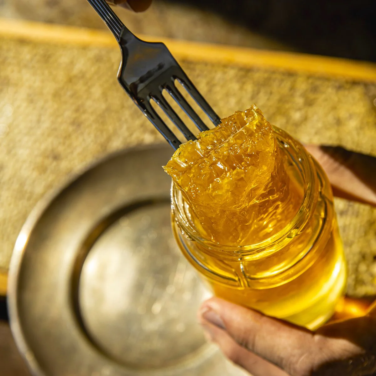 Acacia Honey with Honeycomb 500g - Image 4